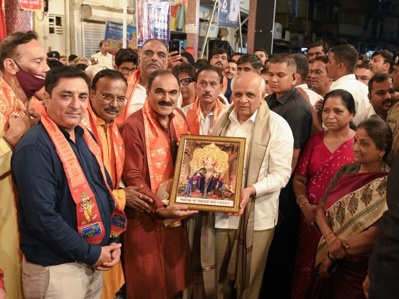 गुजरात: सीएम भूपेंद्र पटेल ने लालबाग टी किंग की तर्ज पर बने 'खाड़िया के गणराज' के भक्ति भाव से दर्शन किए