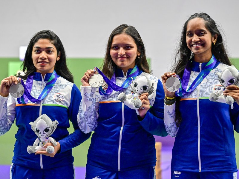 'महिला खिलाड़ियों की उपलब्धियां तारीफ के काबिल', सिल्वर मेडल जीतने पर सीएम विजय ने इलावेनिल और भारतीय टीम को दी बधाई