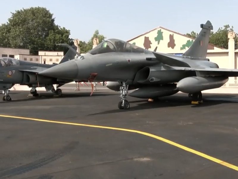 भारतीय लड़ाकू विमान तेजस में सवार हुए भारत व जापान के एयरफोर्स चीफ