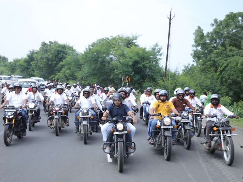 Vadnagar-Varanasi Seva Yatra: 500 volunteers on motorcycles clean schools, ponds along the route