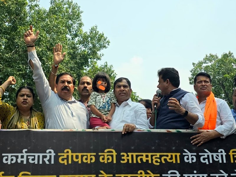 Sanitation worker’s suicide: Delhi BJP holds protest to demand sacking of AAP councillor (Photo: IANS)