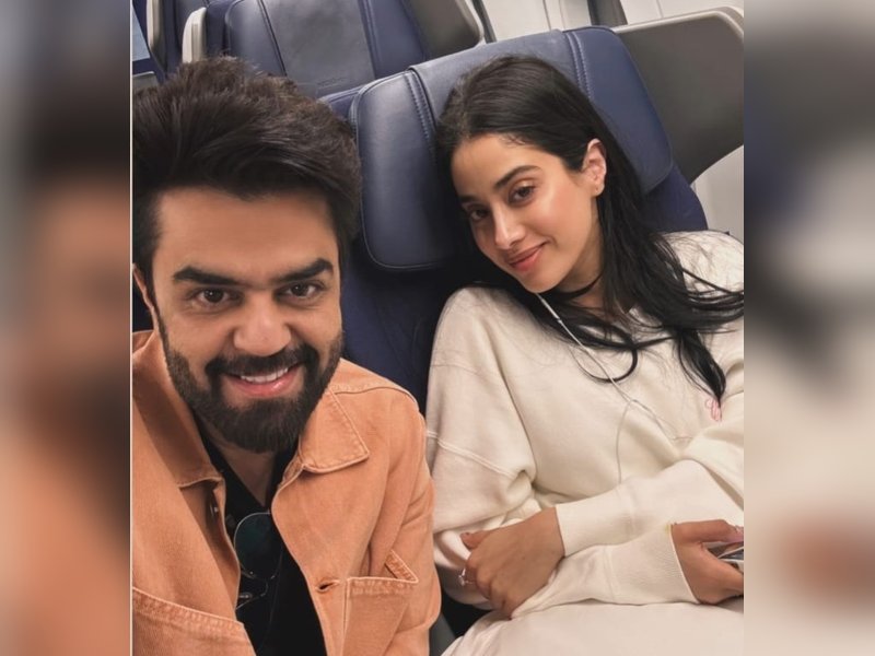 Maniesh Paul thanks 'Strong Girl' Janhvi Kapoor for taking care of him during a turbulent flight