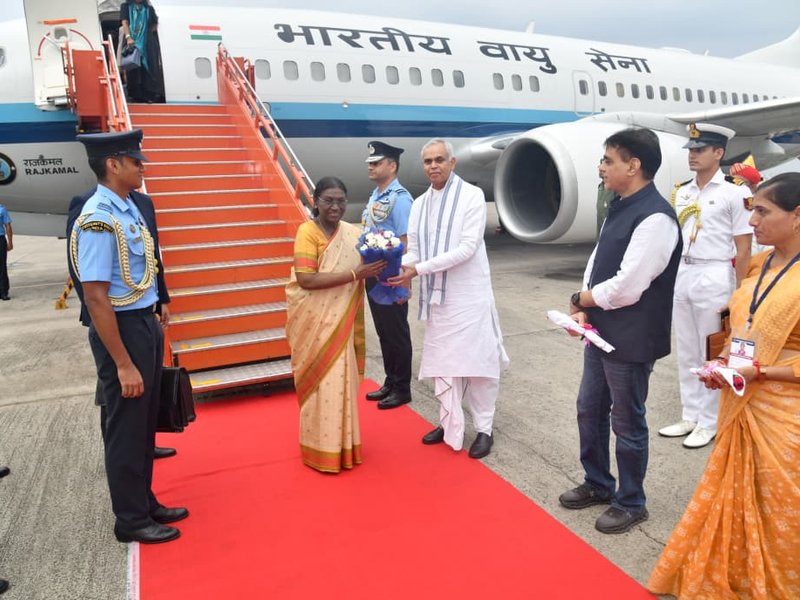 राष्ट्रपति द्रौपदी मुर्मू पहुंची एकतानगर, मंगलवार को 72वें नेशनल फिल्म अवॉर्ड्स सेरेमनी होगी शामिल