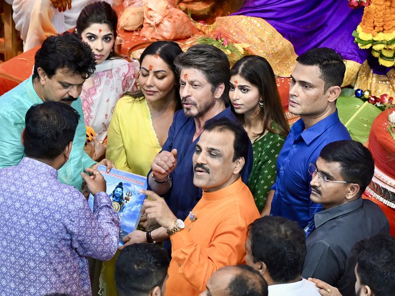 Shah Rukh Khan, Gauri Khan turn protective for Suhana Khan during Lalbaugcha Raja darshan 