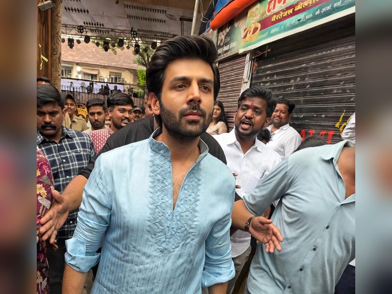 Kartik Aaryan places his National Award honour at the feet of Lalbaugcha Raja