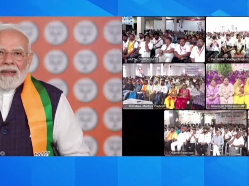 PM Modi interacts with Seva Yatris travelling from Vadnagar to Varanasi, says service should be primary duty