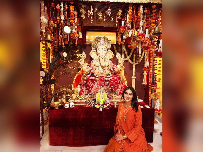 Sara Ali Khan visits Nidhi Dutta’s family Ganpati on last day