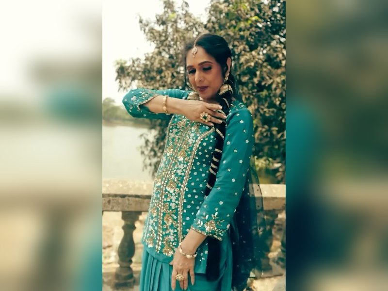 Meenakshi Seshadri relives evergreen song ‘Baali Umar Ne Mera Haal Woh Kiya’ from ‘Awaargi’