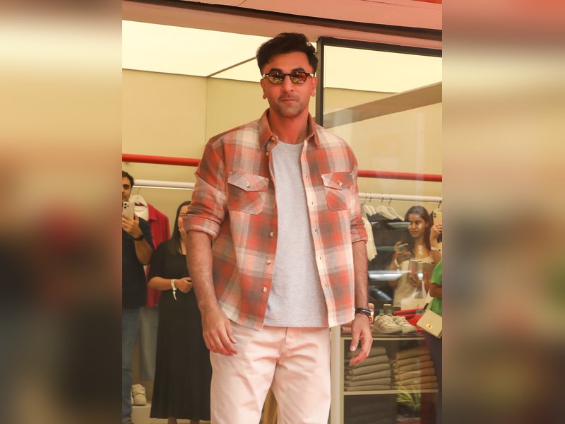 Ranbir Kapoor lifts Shiv Dhanush at Ramayana event 