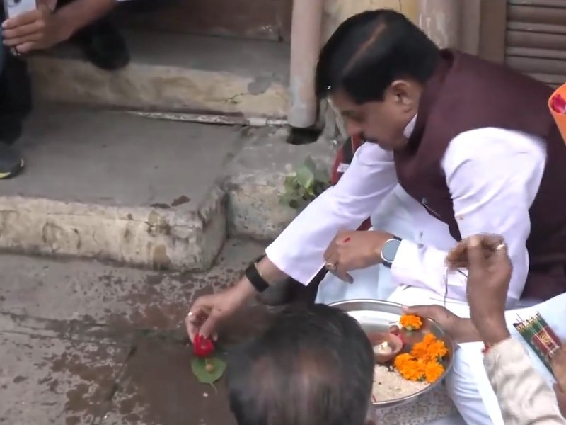 पुस्तैनी घर तोड़े जाने से पहले सीएम मोहन यादव ने की पूजा-अर्चना, बोले-इसका कोई मुआवजा नहीं लेंगे