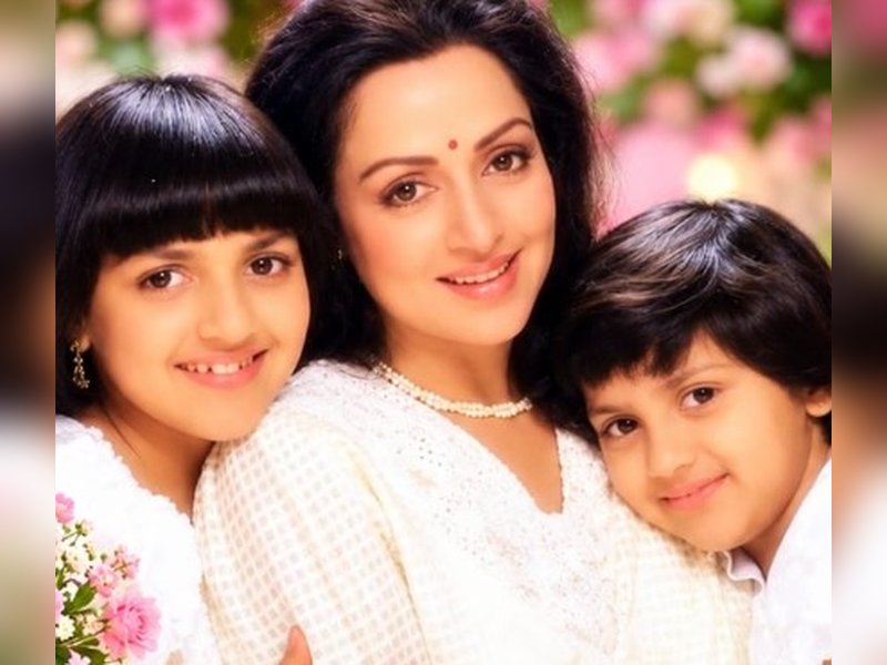 Hema Malini calls Esha and Ahana her 'treasures' on Daughter’s Day