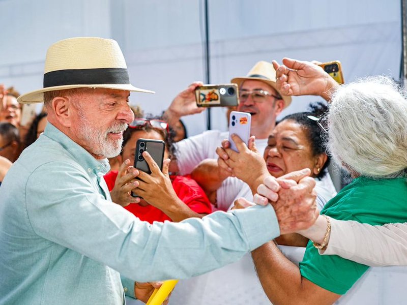 Brazil's presidential candidates hit streets before vote