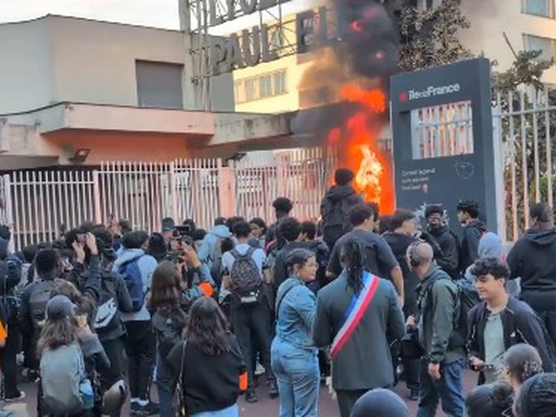 France police Detains 400