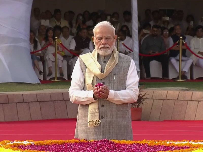 'महात्मा गांधी के विचारों ने पूरी दुनिया को प्रेरित किया', पीएम मोदी ने राजघाट जाकर बापू को पुष्पांजलि अर्पित की