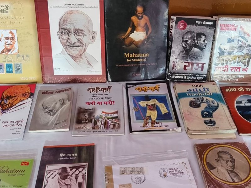 प्रयागराज में वर्षों से महात्मा गांधी की यादों को सहेज रहे अनिल गुप्ता, जयंती पर लगाई अनोखी प्रदर्शनी