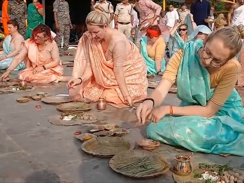 गया जी के देवघाट पर विदेशी तीर्थयात्रियों ने किया पिंडदान, पितरों की मोक्ष की कामना