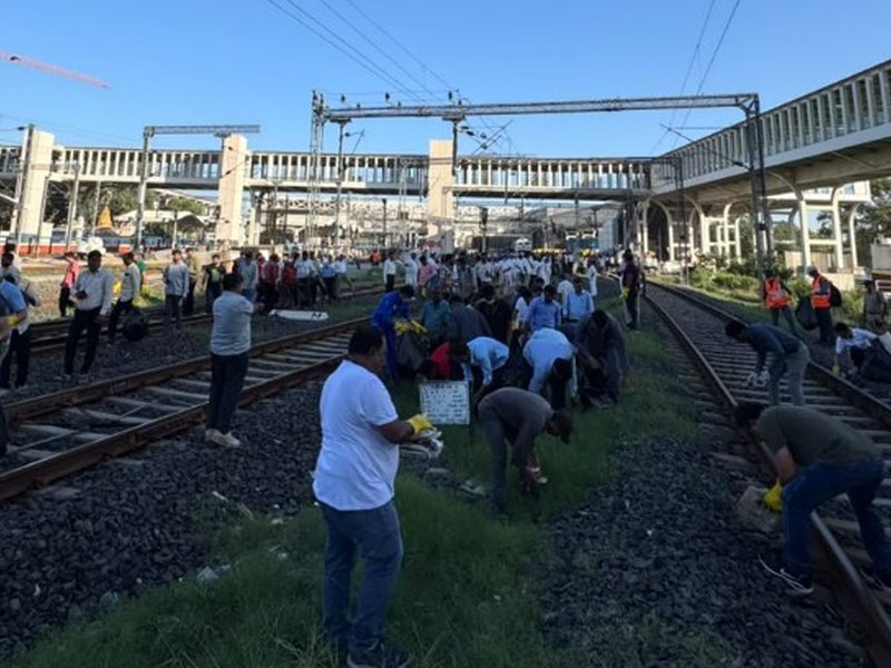 Gujarat: Ahmedabad railway division cleans around 3,000 km of tracks (Photo: IANS)