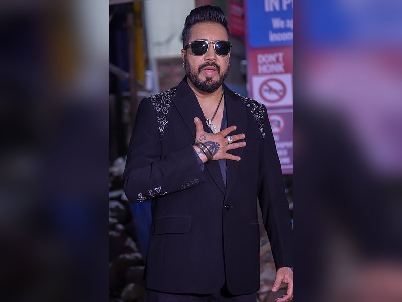 Mika Singh says Daler Mehndi tricked him into believing Big B was messaging him