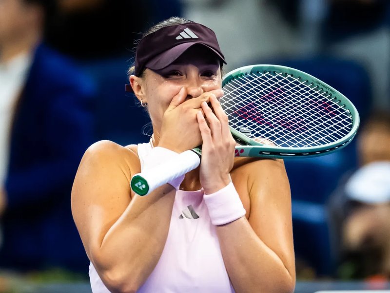 Alina Charaeva stuns top star Elena Rybakina as Zheng Qinwen advances into third round 