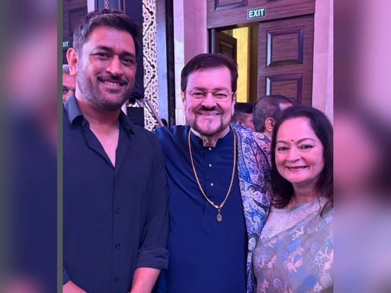 Dhoni meets Nitin Mukesh, sings 'Main Pal Do Pal Ka Shayar Hoon' 