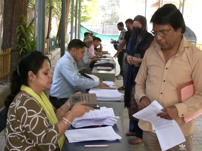  दिल्ली के रंजीत नगर में एसआईआर को लेकर विशेष कैंप, बीएलओ और अधिकारी कर रहे समस्याओं का समाधान