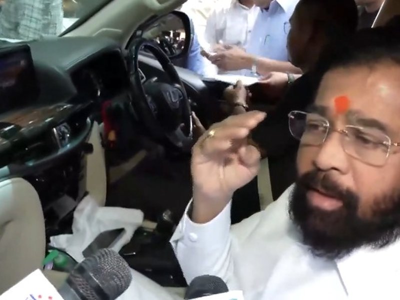 एकनाथ शिंदे ने कैप्टन स्मित मच्छार की तारीफ की और उनकी बहादुरी को पूरी दुनिया में एक दुर्लभ कारनामा बताया