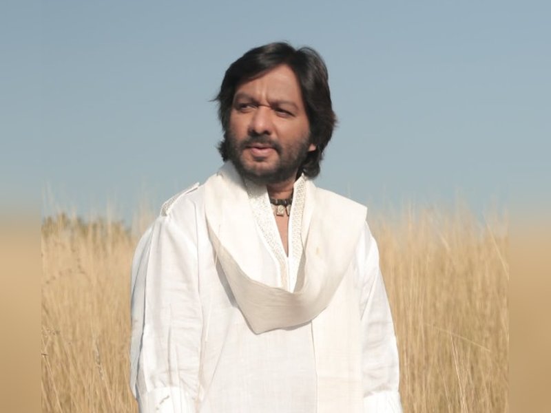 Roop Kumar Rathod visits CSMT, travels by train after years, says  ‘Iska maza hi kuch aur hai!’