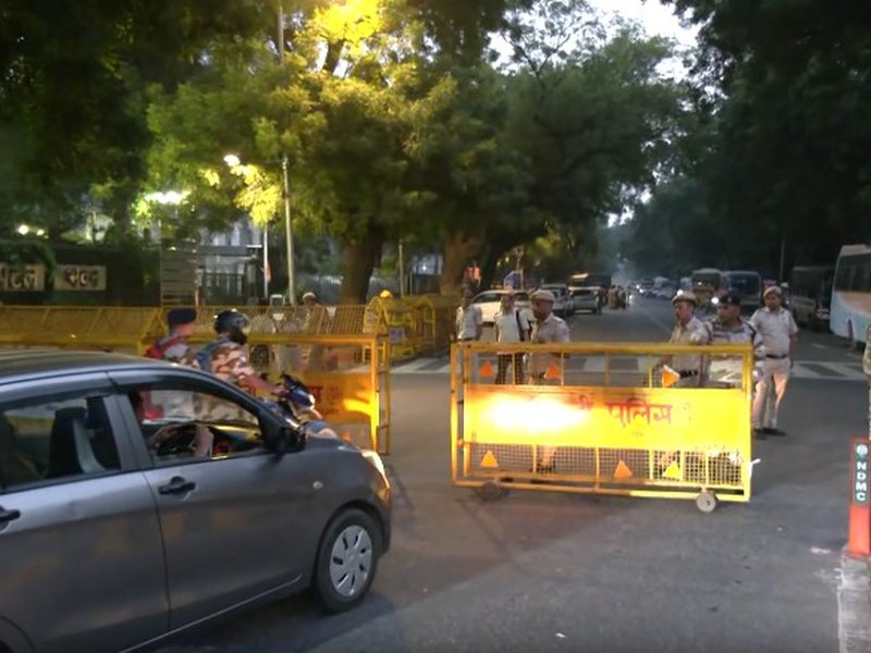 जंतर-मंतर पर विपक्ष के विरोध प्रदर्शन को देखते हुए सुरक्षा व्यवस्था कड़ी