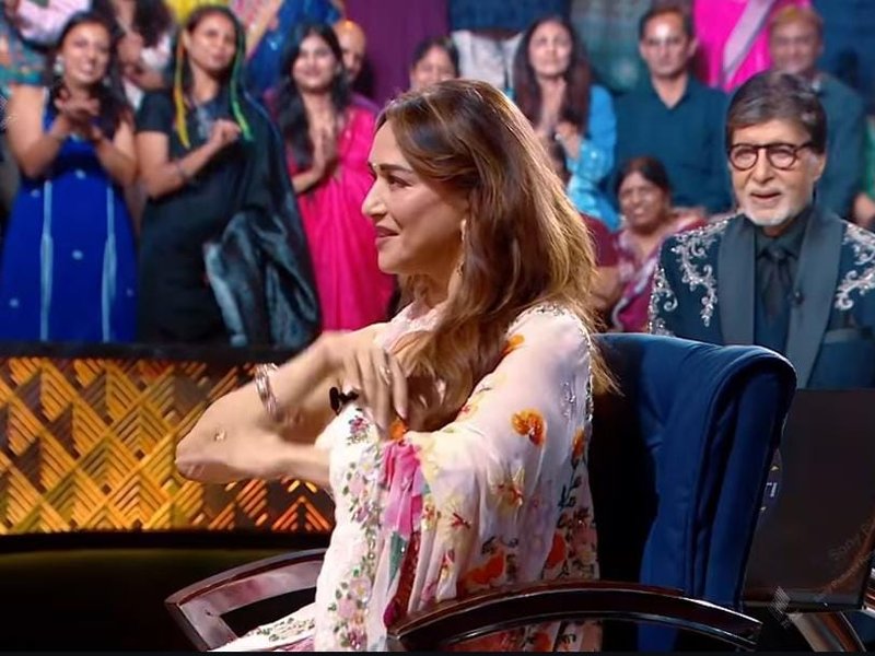Amitabh Bachchan calls Madhuri Dixit ‘incredible’ post her performance on 'Kaahe Ched Mohe' from 'Devdas'