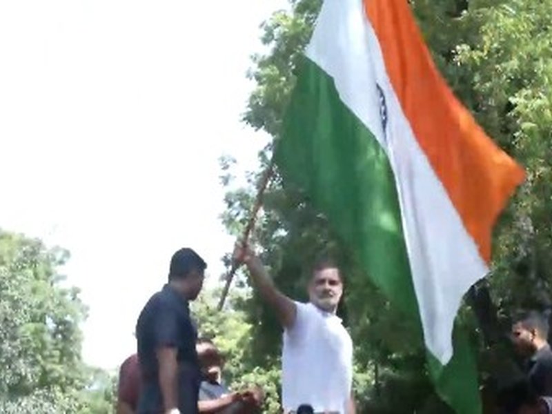 Rahul Gandhi climbs barricade, waves Tricolour; detained with sister Priyanka