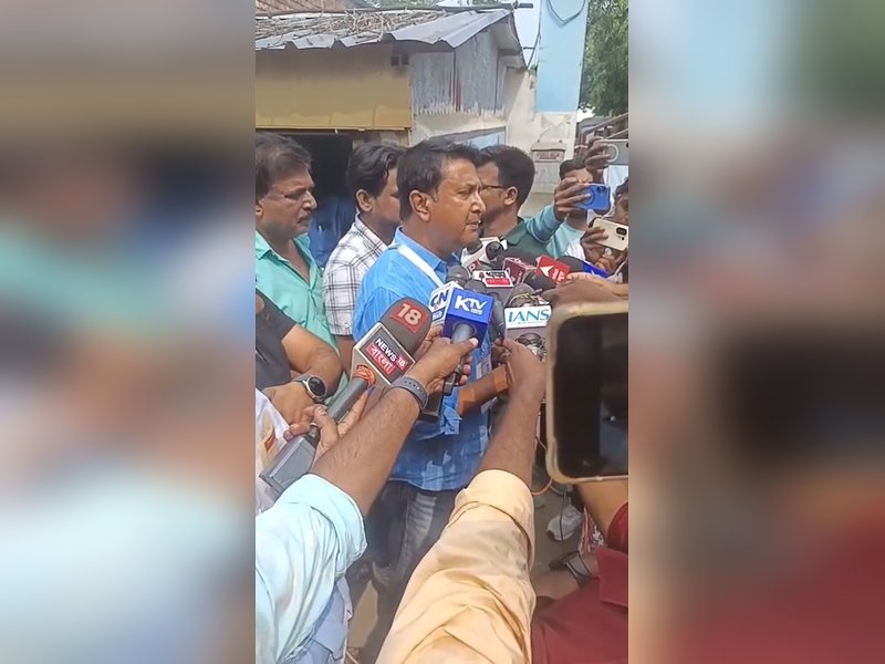 पश्चिम बंगाल उपचुनाव : कांग्रेस उम्मीदवार ने दिया धरना, रेजीनगर में दोबारा मतदान की मांग