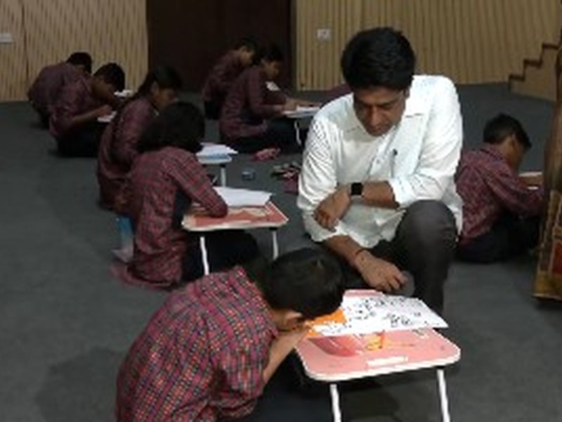 School children depict 'Viksit Bharat' through drawings in Seva Sankalp Campaign (Photo: IANS)