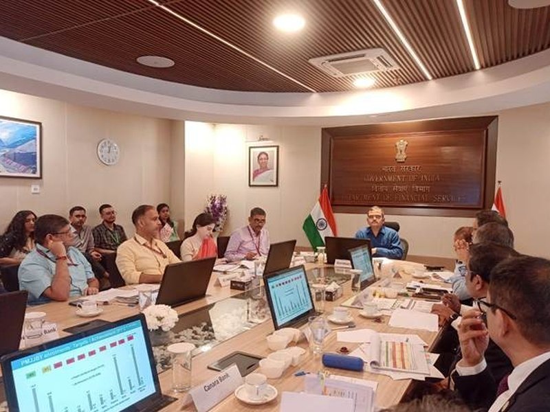 बैंकों को डिजिटल पहुंच बढ़ानी चाहिए और लोन प्रक्रिया को पूरी तरह डिजिटल बनानी चाहिए: डीएफएस सचिव