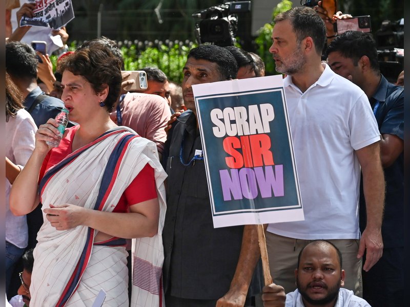 PIB debunks claims on MHA reaching out to Rahul, Priyanka for ending stir 