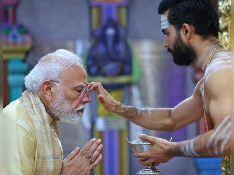 जनसेवा के 25 वर्ष: पीएम मोदी ने दिल्ली के श्री विनायक मंदिर में की पूजा-अर्चना, लिया भगवान गणेश का आशीर्वाद