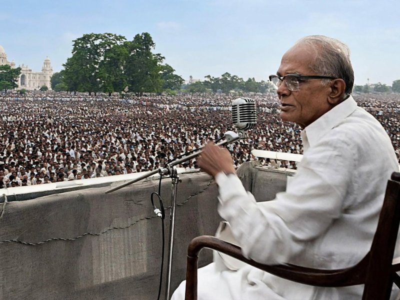 लोकनायक जयप्रकाश नारायण: संघर्ष से संपूर्ण क्रांति तक, सत्ता नहीं बदलाव की राजनीति को चुना