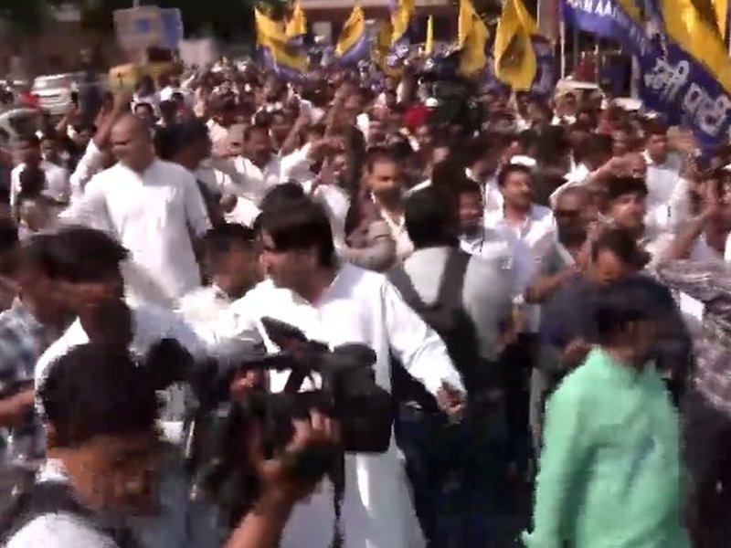 AAP stages protest outside Delhi Chief Electoral Officer’s office; Cong, Left parties join
