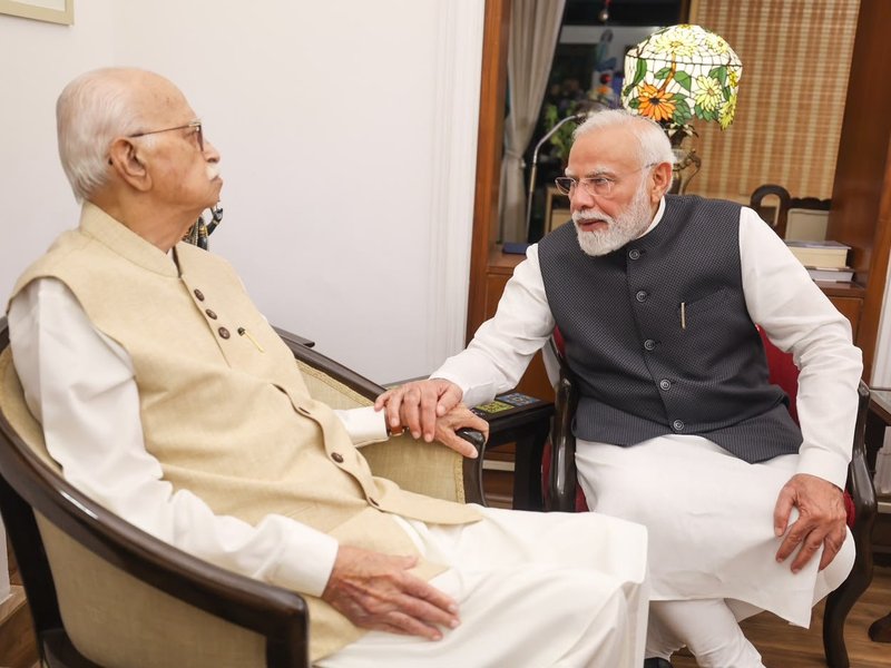 सरकार के प्रमुख के रूप में 25 साल पूरे होने पर पीएम मोदी ने आडवाणी से लिया आशीर्वाद, कहा- उनकी महत्वपूर्ण भूमिका रही