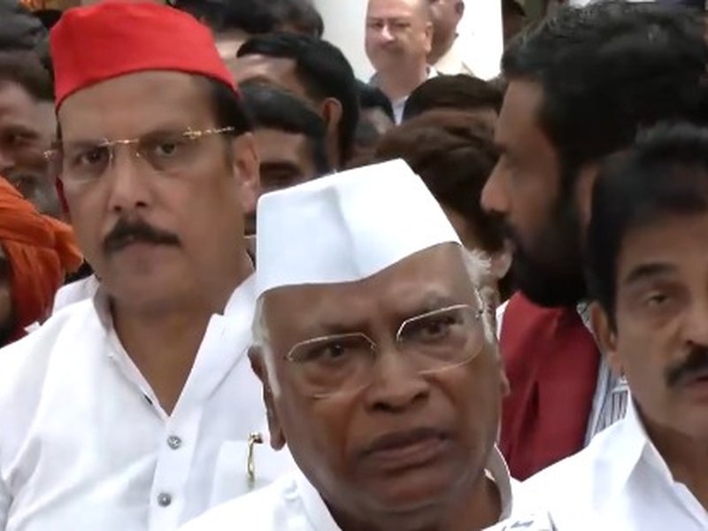 Cong marching towards Rajghat; Kharge, Rahul Gandhi accuse centre of undermining democratic rights