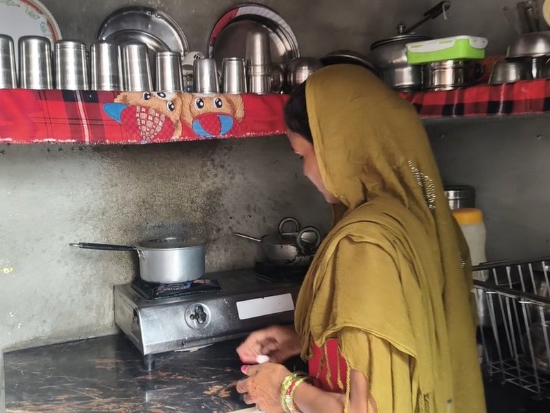 प्रधानमंत्री उज्ज्वला योजना से महिलाओं को राहत, धुएं से मुक्ति के साथ खाना बनाना हुआ आसान