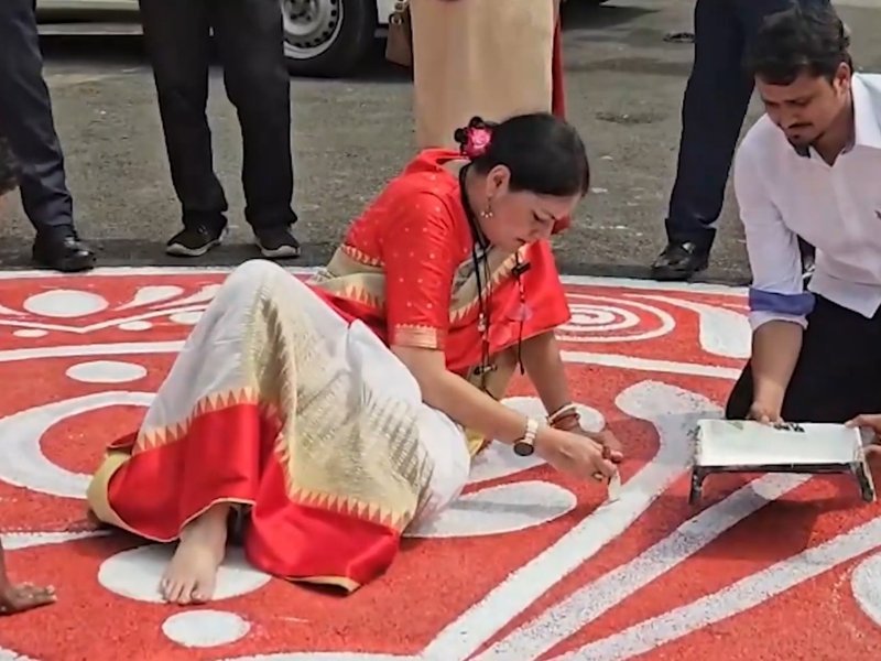 मंत्री अग्निमित्रा पॉल ने पार्क सर्कस सेवन पॉइंट पर बनाया अल्पना डिजाइन, कोलकाता सहित पूरे बंगाल में दुर्गा पूजा की भव्य तैयारी 