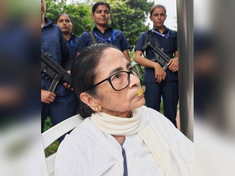 हिरासत में ममता बनर्जी, मुंह पर बैंड-ऐड लगाकर कर रही थी विरोध प्रदर्शन