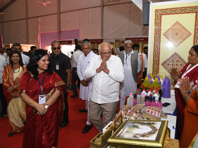 गुजरात के मुख्यमंत्री ने सखी मंडल के उत्पादों की बिक्री के लिए बस स्टेशनों पर 136 'ग्राम हाट' शुरू किए