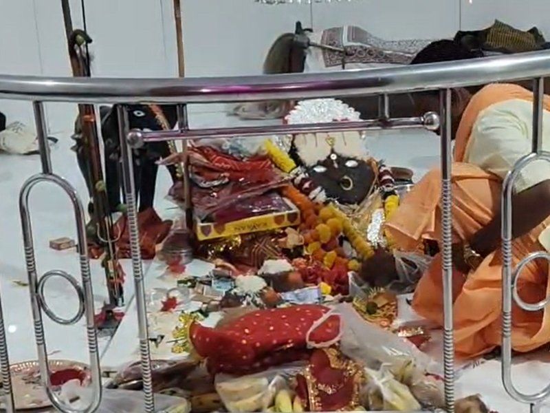 छत्तीसगढ़: धमतरी के शीतला शक्तिपीठ की अनूठी मान्यता, पुष्प और चावल गिराकर आशीर्वाद देती हैं मां