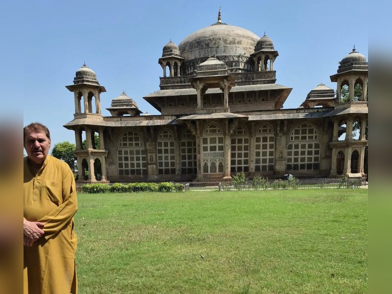 ग्वालियर में मोहम्मद गौस की मजार पर पहुंचे रजा मुराद, तस्वीर साझा कर खासियत का किया जिक्र