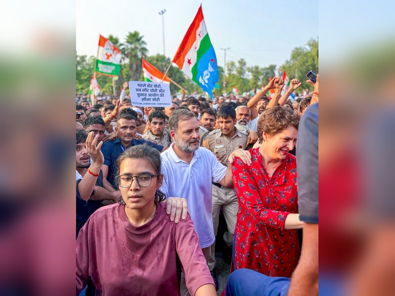 Rahul Gandhi manhandled female journalist: BJP, Congress hits back