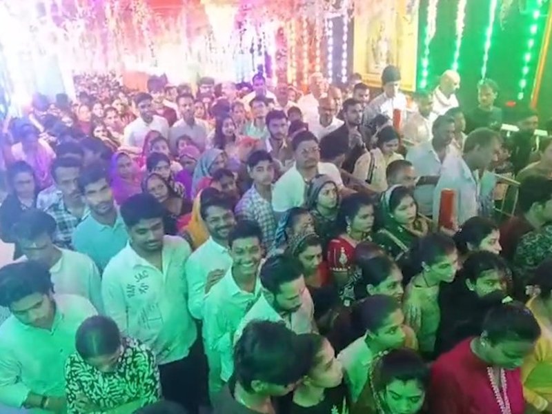 शारदीय नवरात्र के तीसरे दिन मां चंद्रघंटा की पूजा-अर्चना करने के लिए मंदिरों में श्रद्धालुओं का तांता