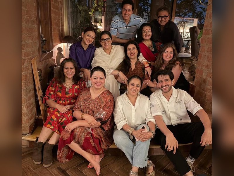‘Kyunki Saas Bhi…’ gang reunites as Smriti Irani, Apara Mehta, Gauri Pradhan & others reunite ahead of show’s finale