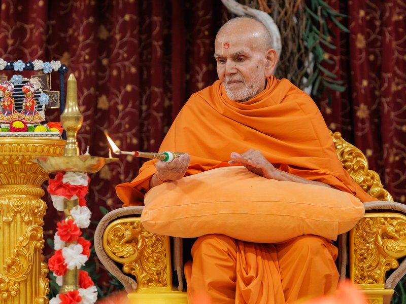 BAPS chief Mahant Swami Maharaj inaugurates Akshar-Purushottam Sanskrit Pathshala in London