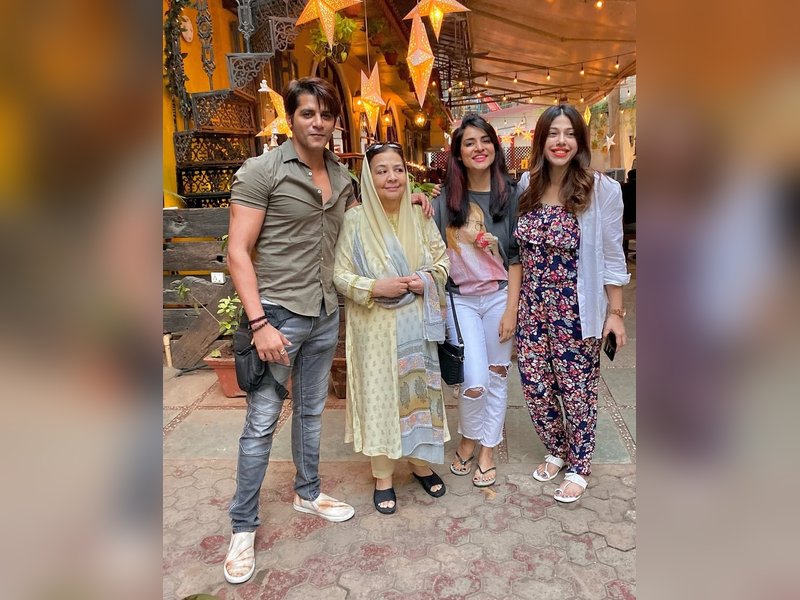 Simple Kaul shares fun moments with ‘Shararat’ team Karanvir Bohra, Farida Jalal, Shruti Seth, Adittie Malik